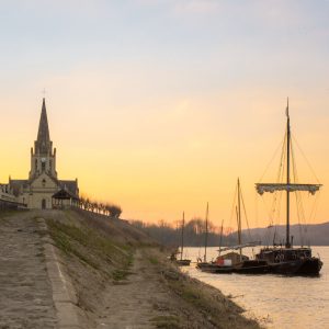 Bréhémont, près de nos chambres d'hôtes du Bourg Joly